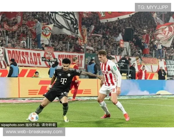 拜仁慕尼黑1-2不敌奥格斯堡，赛季不败金身告破，高位逼抢战术受挫